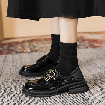 Новинка весны 2023, женская кожаная обувь, черные лоферы, модная повседневная обувь для банкетов и офисов на среднем каблуке с металлическим декором. 3